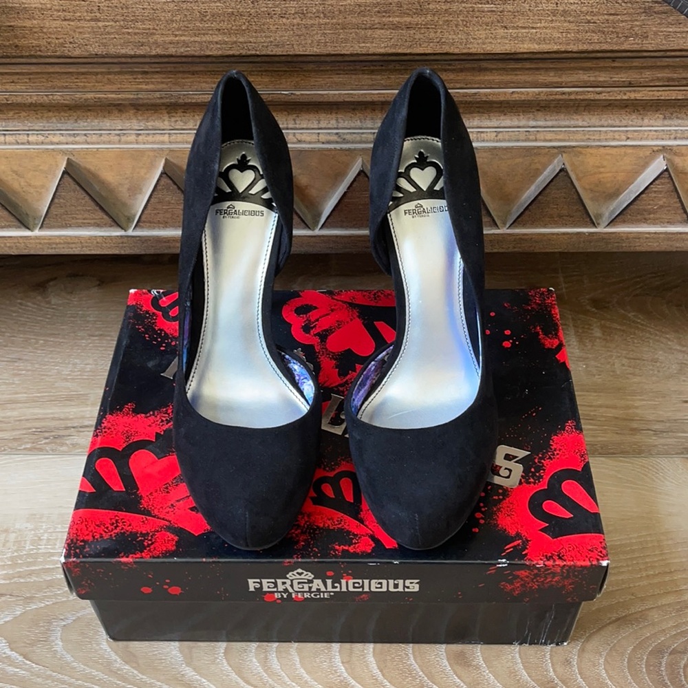 Black pumps